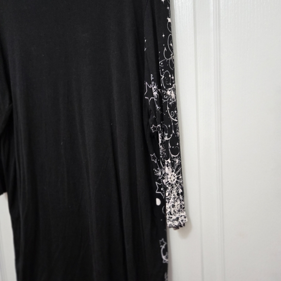 T9251004 Vanilla Sugar Black and Red Santa V-neck Tee. - Picture 5 of 8